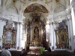 Foto vom Altarraum in Heilig-Kreuz in Berbling