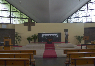 Foto vom Altarraum in St. Bonifatius in Nassau