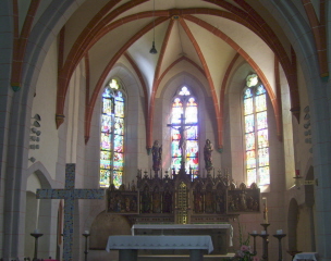 Foto vom Altarraum in St. Peter in Ketten in Montabaur