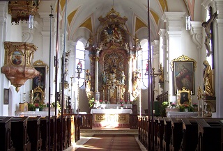 Foto vom Altarraum in der kath. Kirche in Dettendorf