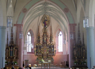 Foto vom Altarraum in St. Philippus und Jakobus in Bad Grönenbach