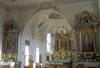Foto vom Altarraum in St. Vitus in Wolfertschwenden