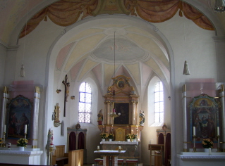 Foto vom Altarraum in St. Georg in Bad Bayersoien