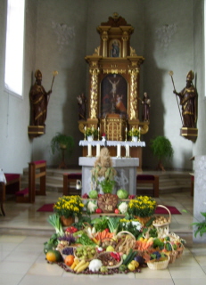 Foto vom Altar in St. Leonhard in Rengershausen