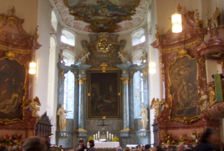 Foto vom Altarraum der Schlosskirche in Bad Mergentheim
