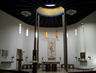 Foto vom Altarraum in Maria Königin in Bad Schwartau