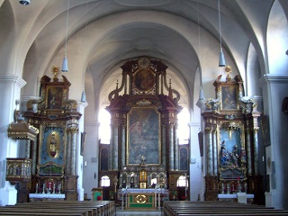Foto vom Altarraum in Heiligste Dreifaltigkeit in Bad Tölz