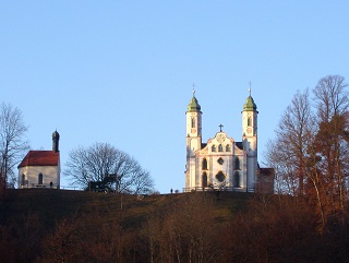 Foto der Kalvarienbergkirche und der St.-Leonhardskapelle in Bad Tölz