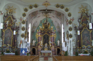 Foto vom Altarraum in St. Ulrich in Arnach