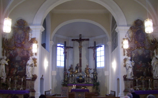 Foto vom Altarraum in der Wallfahrtskirche Heilig Kreuz in Bad Wurzach