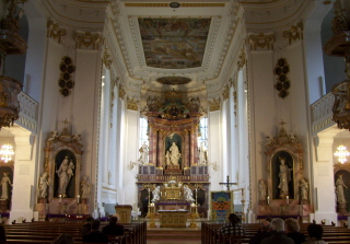 Foto vom Altarraum in St. Verena in Bad Wurzach