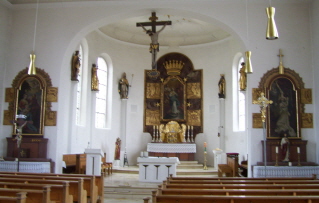 Foto vom Altarraum in St. Alban in Burgrieden