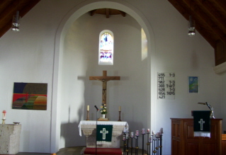 Foto vom Altarraum in der Evang. Kirche in Dietenheim