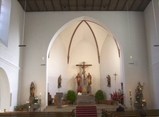 Foto vom Altarraum in St. Martinus in Dietenheim