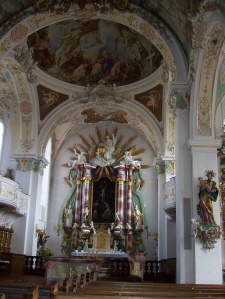 Foto vom Altarraum in St. Gallus und Ulrich in Kisslegg