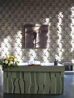 Foto vom Altar in St. Elisabeth in Möhrendorf