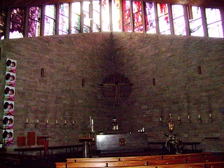 Foto vom Altarraum in St. Josef neu in Baiersdorf