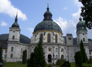 Foto der Benediktinerklosterkirche Mariä Himmelfahrt in Ettal