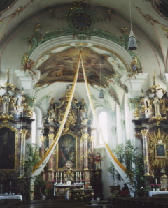 Foto vom Altarraum in St. Peter und Erasmus in Geiselhöring