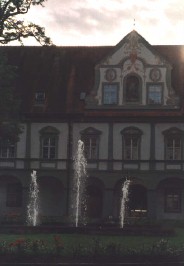 Foto vom Brunnen vor der Klosterkirche