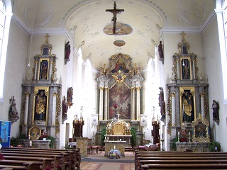 Foto vom Altarraum in St. Blasius in Bellamont