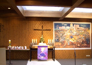 Foto vom Altarraum der Bonhöferkirche in Biberach
