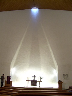 Foto vom Altarraum der Friedenskirche in Biberach
