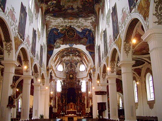 Foto vom Kirchenschiff in St. Martin in Biberach an der Riss