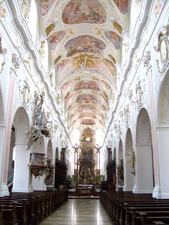 Foto vom Kirchenschiff in St. Georg in Ochsenhausen