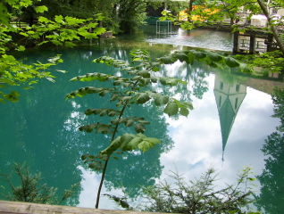 Foto der Klosterkirche Blaubeuren mit dem sich spiegelnden Turm im Blautopf