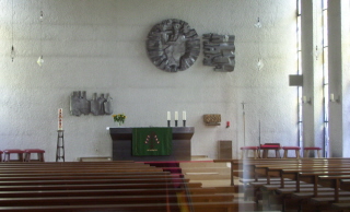 Foto vom Altarraum in St. Bernadette in Gerhausen