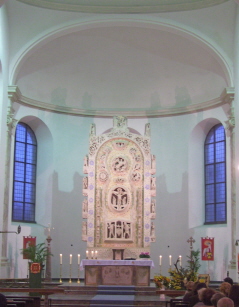 Foto vom Altarraum in St. Adelheid in Bonn