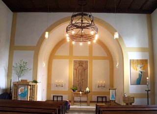 Foto vom Altarraum der Hoffnungskirche in Buchloe