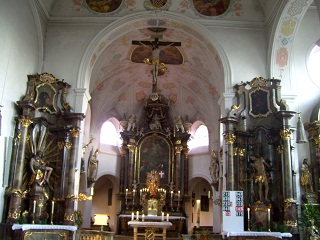 Foto vom Altarraum in Mariä Himmelfahrt in Buchloe
