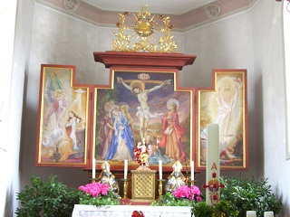 Foto vom Altar in St. Ulrich in Emmenhausen