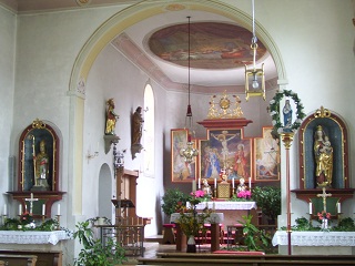 Foto vom Altarraum in St. Ulrich in Emmenhausen