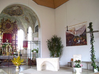 Foto vom Altarraum in St. Johannes der Täufer in Holzhausen