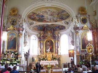 Foto vom Altarraum in St. Alban in Honsolgen