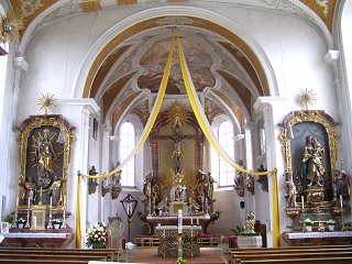 Foto vom Altarraum in St. Georg und Wendelin in Lindenberg