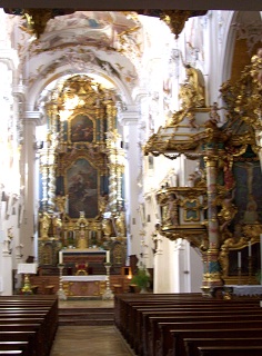 Foto vom Hochaltar mit Kanzel in Mariä Himmelfahrt in Markt Indersdorf