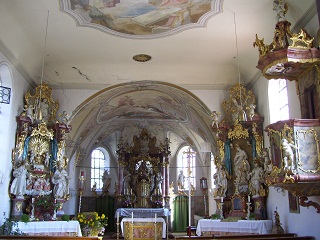Foto vom Altarraum mit Kanzel in St. Korbinian in Westerholzhausen