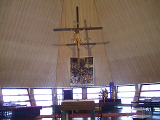 Foto vom Altarraum im neuen Teil von St. Peter und Paul in Tandern
