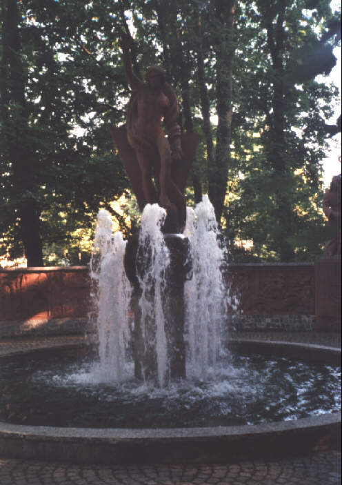 Foto vom Brunnen vor der Abteikirche