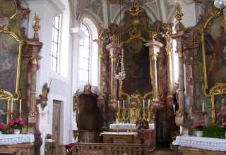 Foto vom Altarraum in St. Peter und Paul in Eching