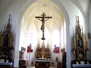 Foto vom Altarraum der kath. Frauenkirche in Prittriching