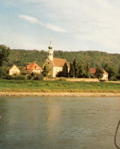 Foto der Schifferkirche Maria am Wasser in Dresden mit Hosterwitz im Hintergrund