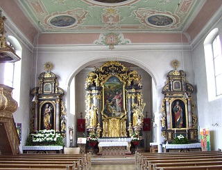 Foto vom Altarraum in St. Bonifatius in Böhmfeld
