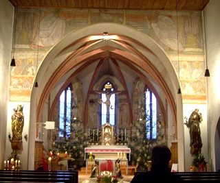 Foto vom Altarraum in St. Peter und Paul in Dollnstein