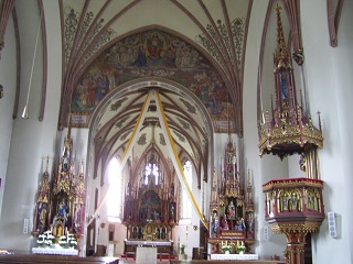 Foto vom Altarraum in Mariä Himmelfahrt in Gaimersheim