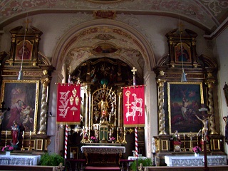 Foto vom Altarraum in St. Leonhard in Gammersfeld